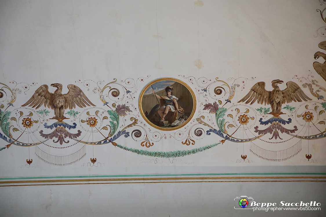 VBS_6508 - Villa Pisani - Stra (Venezia).jpg - SALA DI MARIA ANNA CAROLINA  Stanza intitolata a Maria Anna Carolina, sposa di Ferdinando figlio di Francesco i d'Austria. II soffitto è decorato dal pittore Bevilacqua con quattordici danzatrici con timpani e tamburelli e una sequenza di lunette con amorini; le pareti sono rivestite di una tappezzeria originaria dell'epoca. 